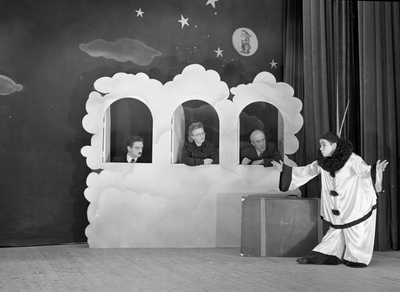 834034 Afbeelding van een scene uit het programma ABC Expres van het ABC-cabaret.